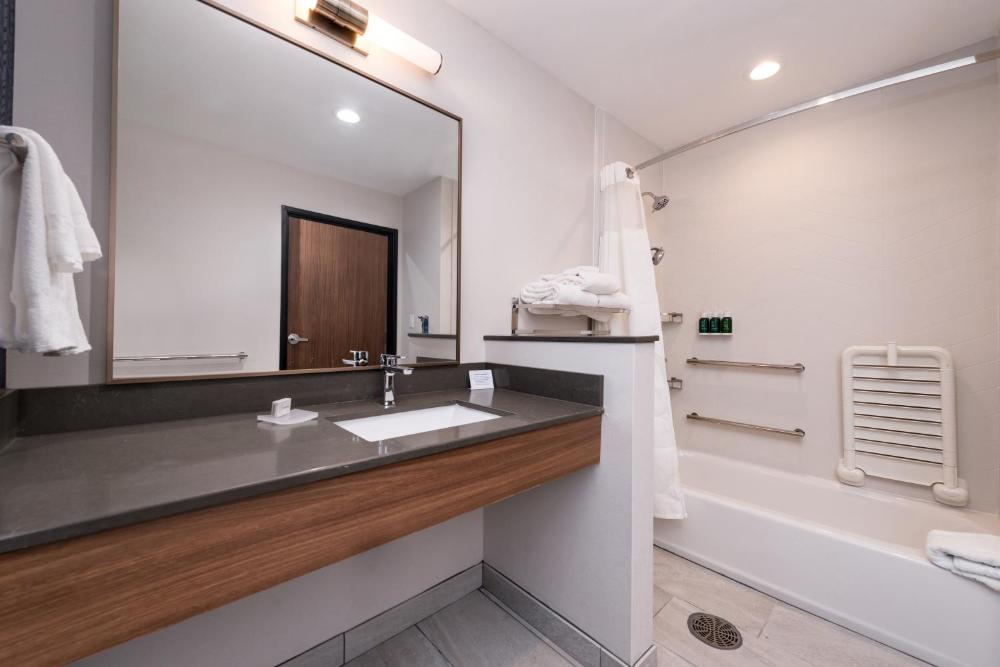 Queen Room with Two Queen Beds - Hearing Accessible interior